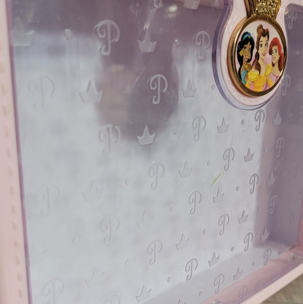 Disney Princess Plastic Carry Case - Picture 2 of 4